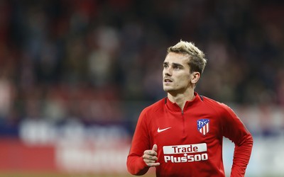 飞亚体育播报-吉尔罗尔德与对方球员交换球衣